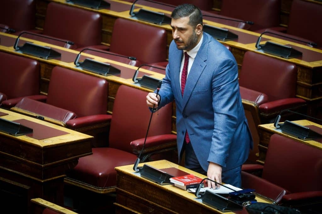 Σπαρτιάτες: Ανεξαρτητοποιήθηκε ο Χαράλαμπος Κατσιβαρδάς – Έμεινε με 10 βουλευτές η ΚΟ