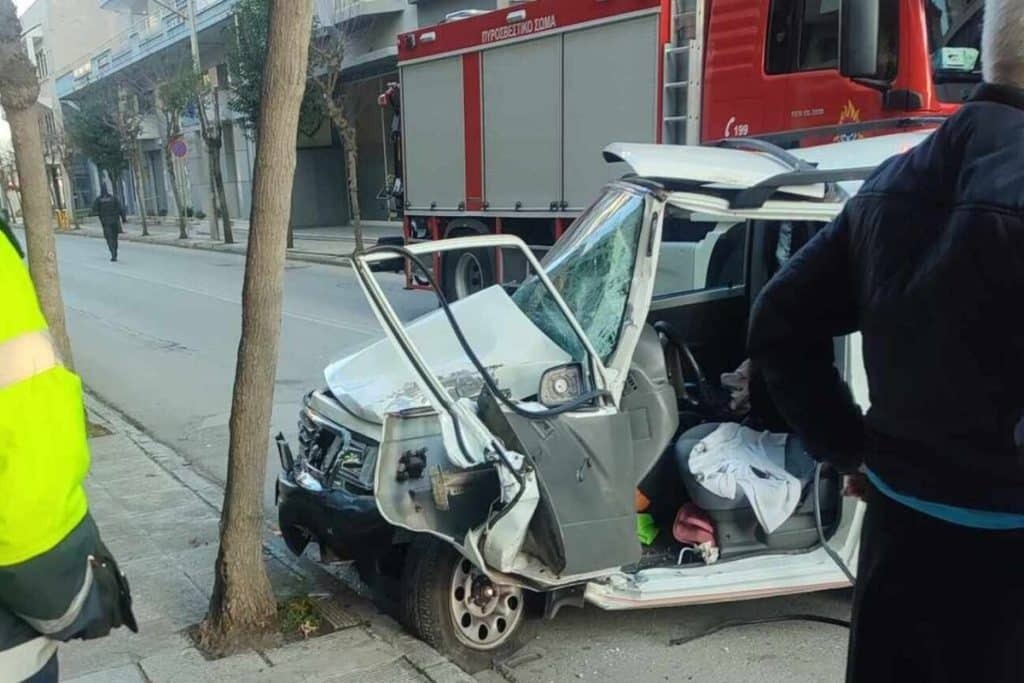Τροχαίο στην Κοζάνη: ΙΧ συγκρούστηκε με λεωφορείο των ΚΤΕΛ – Στο νοσοκομείο ένας τραυματίας [βίντεο]