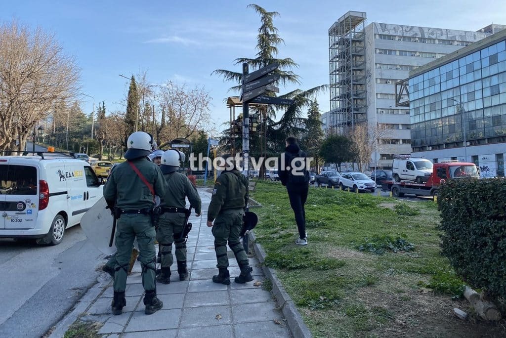 Θεσσαλονίκη – ΑΠΘ: Επίθεση με μολότοφ σε διμοιρία των ΜΑΤ