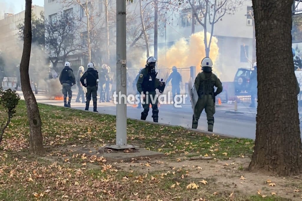 Επεισόδια με μολότοφ έξω από το ΑΠΘ [βίντεο]