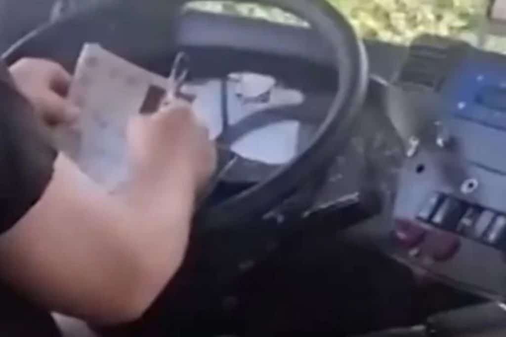 Σε διαθεσιμότητα ο οδηγός λεωφορείου που έλυνε σταυρόλεξα ενώ οδηγούσε