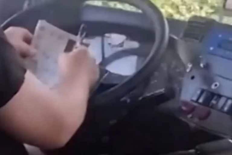 Κηφισιά: Στο πειθαρχικό ο οδηγός λεωφορείου που έλυνε σταυρόλεξο εν κινήσει