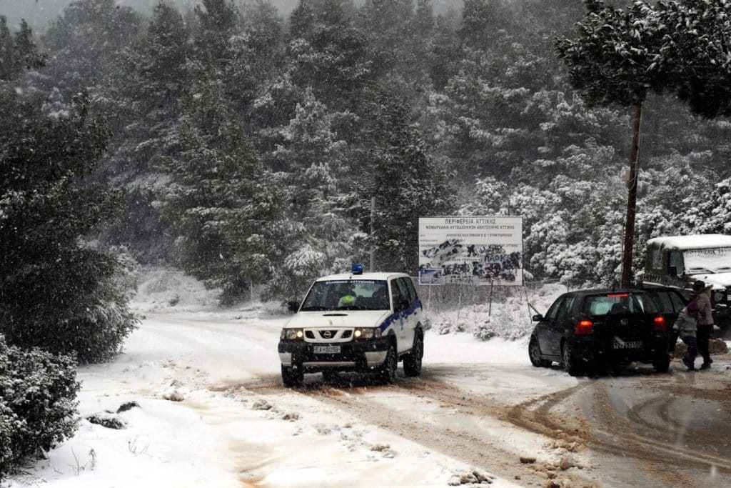 Συναγερμός στην Πάρνηθα: Τρεις εγκλωβισμένοι αρνήθηκαν την βοήθεια της Πυροσβεστικής – Αίτημα 