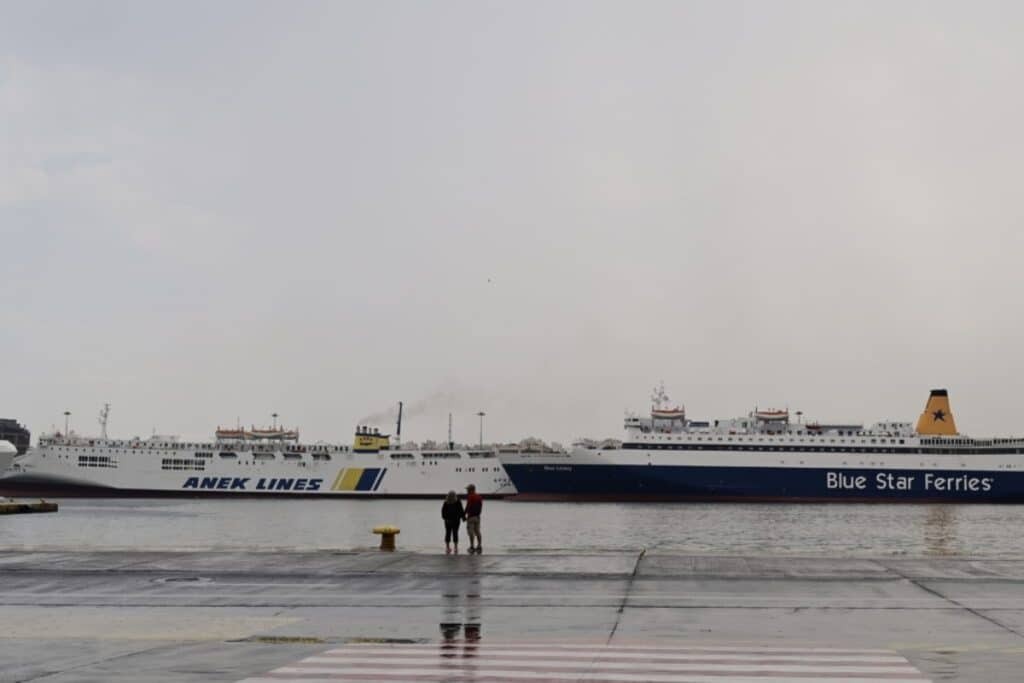 Μετά τις 17:30 ξεκινούν τα δρομολόγια των πλοίων από τον Πειραιά – Ποια δρομολόγια δεν εκτελούνται