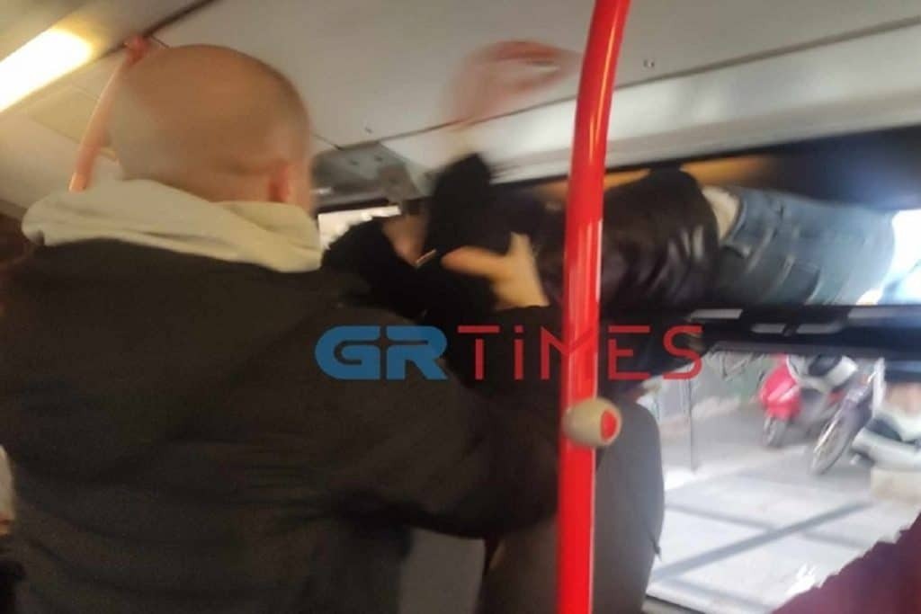 Απίστευτο περιστατικό στη Θεσσαλονίκη – «Πορτοφολού» σφήνωσε στο παράθυρο λεωφορείου [βίντεο]