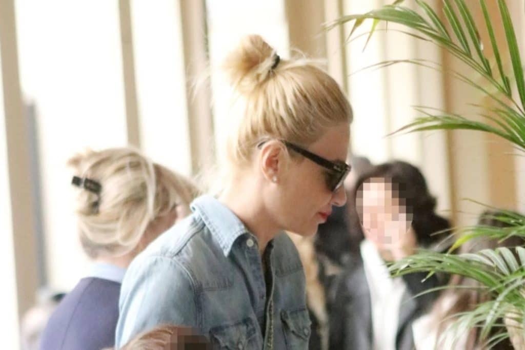 Φαίη Σκορδά: Ράκος ψυχολογικά στην κηδεία του πατέρα της – Δίπλα της ο Λιάγκας και τα παιδιά τους