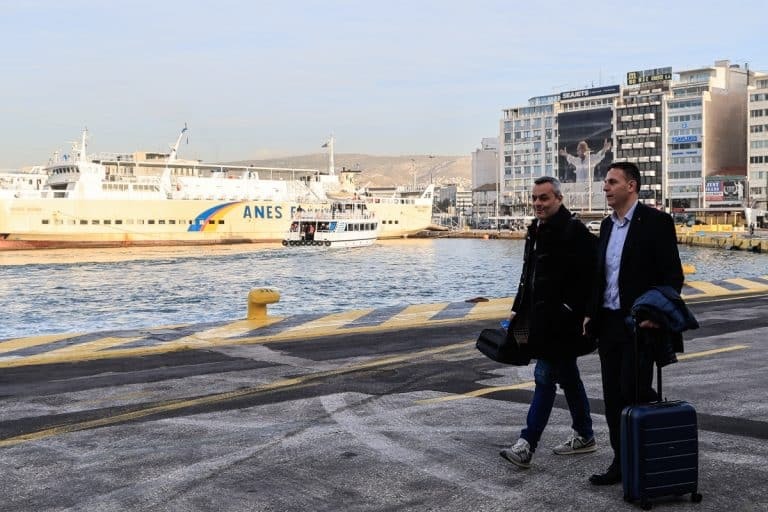 ΣΥΡΙΖΑ: Άρχισαν τα όργανα πριν τη συνεδρίαση στις Σπέτσες – Το «Ασαπέρα αγόρι μου» και οι επιβάτες του πλοίου της γραμμής