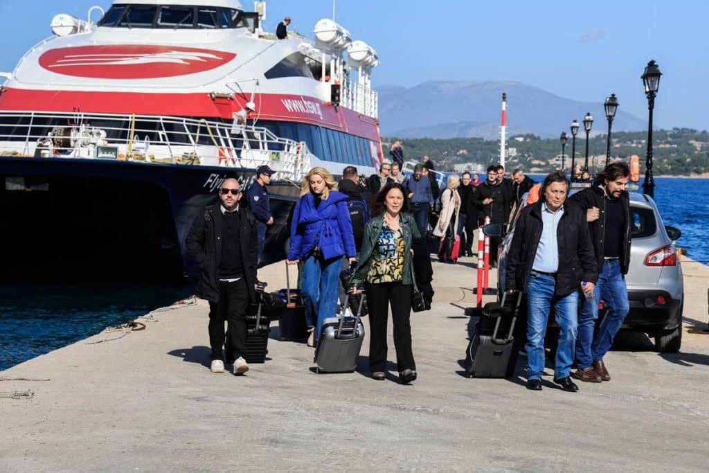 Στις Σπέτσες για το τριήμερο οι βουλευτές του ΣΥΡΙΖΑ με τα powerpoint στις βαλίτσες τους