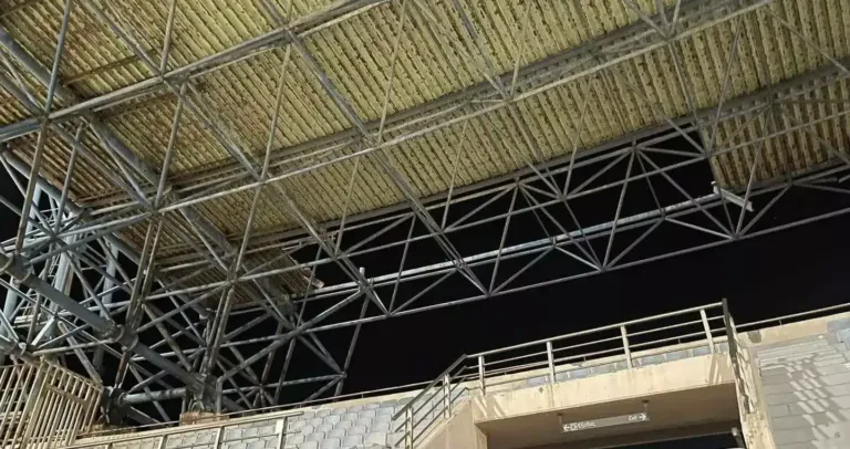 Εκκένωση και λουκέτο στο Παγκρήτιο Στάδιο: Αποκολλήθηκε τμήμα του στεγάστρου