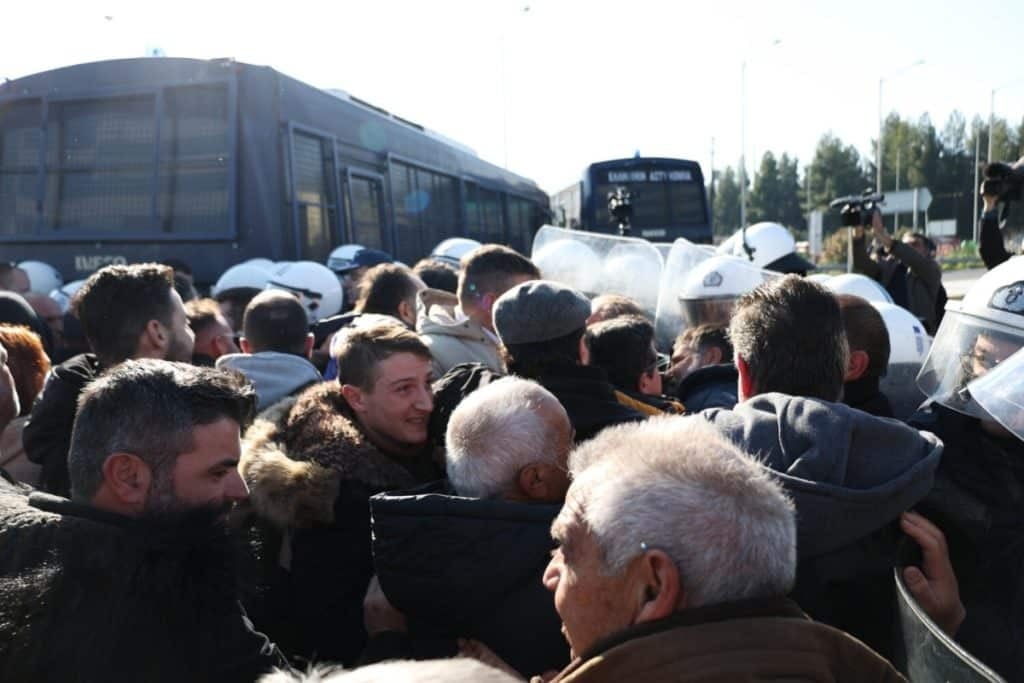 Στα «κάγκελα» οι αγρότες στη Θεσσαλία – Επεισόδια και χημικά στο μπλόκο [βίντεο]