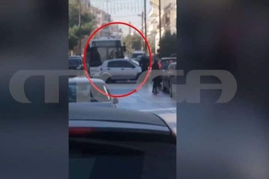 Θεσσαλονίκη: Άγριος καυγάς οδηγού λεωφορείου με οδηγό ΙΧ για ένα τρακάρισμα – Δείτε βίντεο