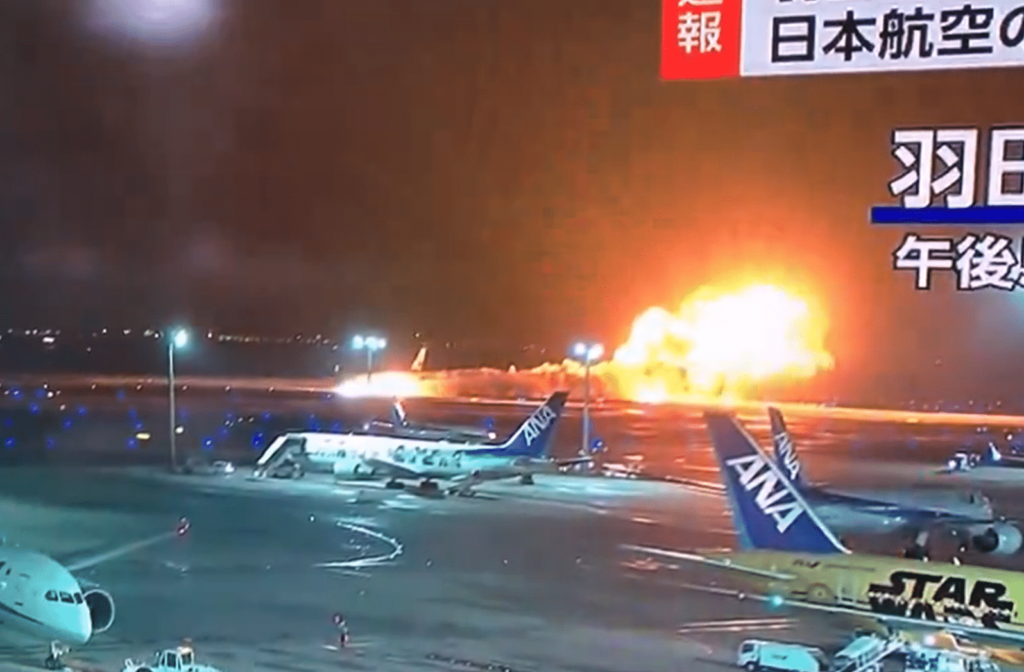 Τόκιο: Στις φλόγες αεροπλάνο της Japan Airlines στο διάδρομο προσγείωσης- Σώοι οι επιβάτες[Βίντεο]