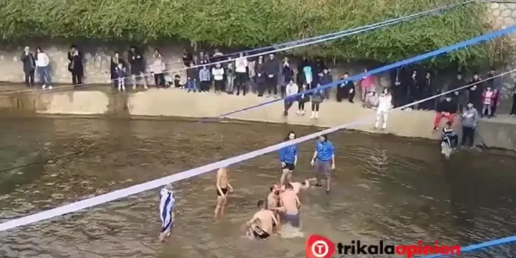 Θεοφάνεια-Τρίκαλα: Hρθαν στα χέρια για τον Τίμιο Σταυρό – Εξαλλος ο Μητροπολίτης και οι πιστοί