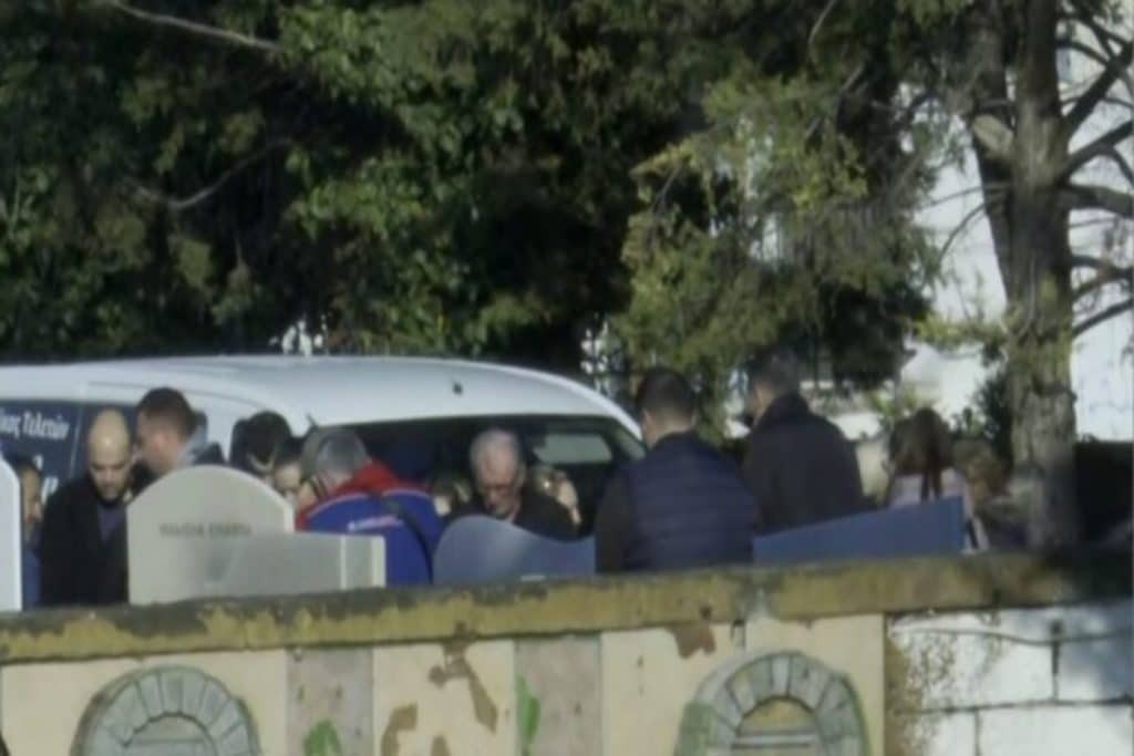 Βέροια: Θρήνος και οργή στην κηδεία του βρέφους που σκότωσε η μητέρα του – Δεν άφησαν τον πατέρα του