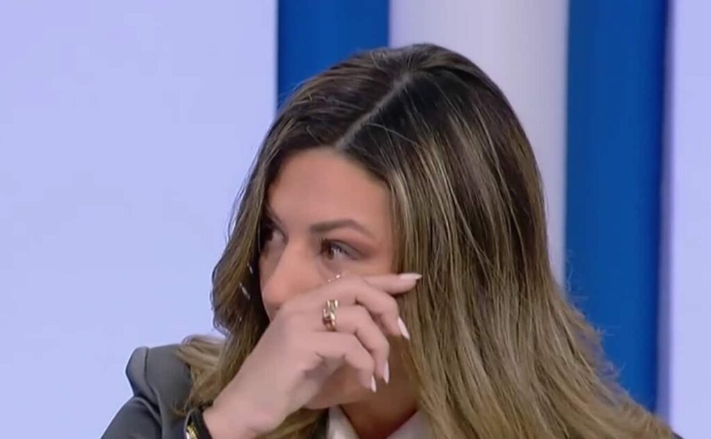 Σοφία Ζαχαράκη: Δάκρυσε για τη γυναικοκτονία στη Θεσσαλονίκη – «Είμαι συγκλονισμένη» [Βίντεο]
