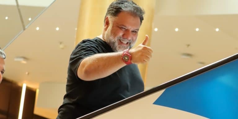 Γρηγόρης Αρναούτογλου: Κοιμήθηκε κατά τη διάρκεια της ραδιοφωνικής του εκπομπής – Το επικό βίντεο