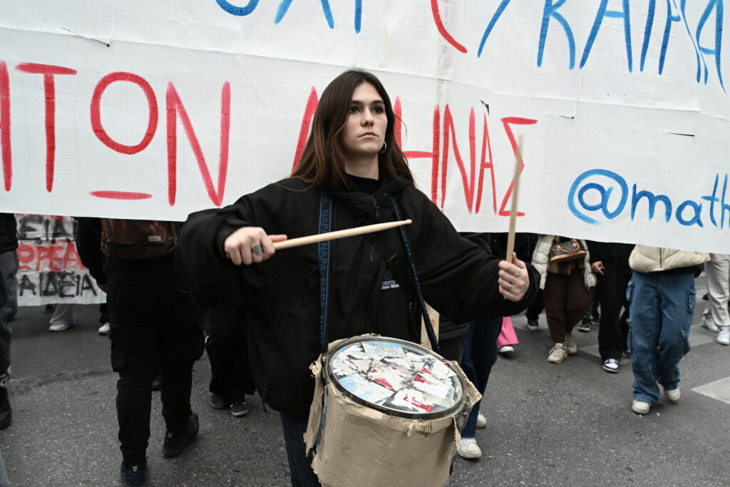 Πανεκπαιδευτικό συλλαλητήριο: Στους δρόμους κατέβηκαν δάσκαλοι και μαθητές [Βίντεο-Εικόνες]