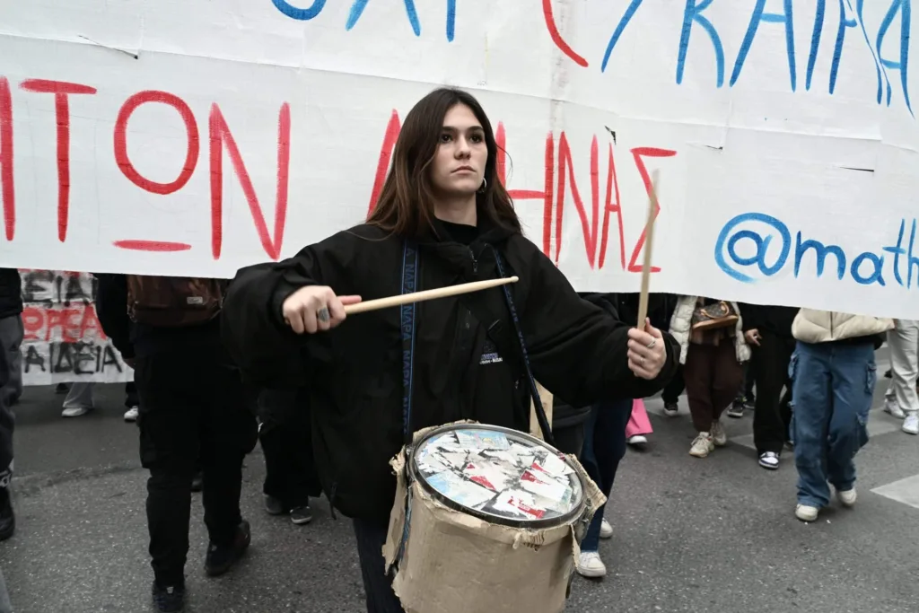 Πανεκπαιδευτικό συλλαλητήριο: Στους δρόμους κατέβηκαν δάσκαλοι και μαθητές [Βίντεο-Εικόνες]