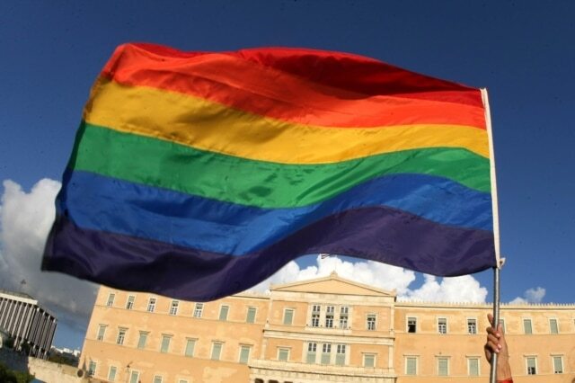 Ομόφυλα ζευγάρια: Ξεκινά στη Βουλή η συζήτηση του νομοσχεδίου- Τα εμπόδια μέχρι την ψήφισή του