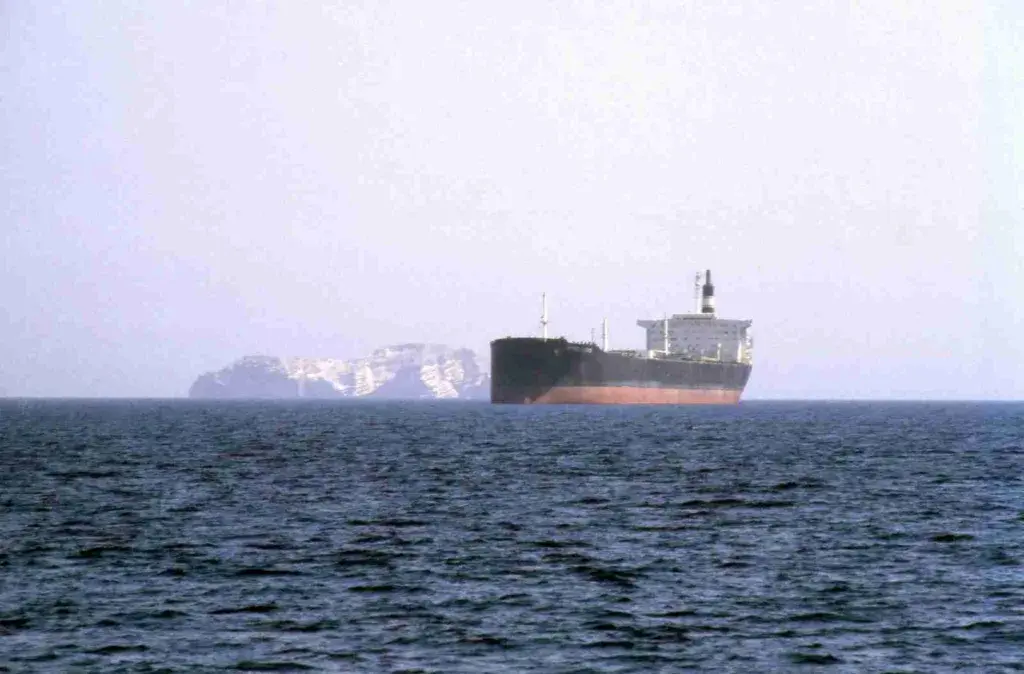 Χούθι χτύπησαν ελληνόκτητο πλοίο στον κόλπο του Άντεν – Αγωνία για το πλήρωμα