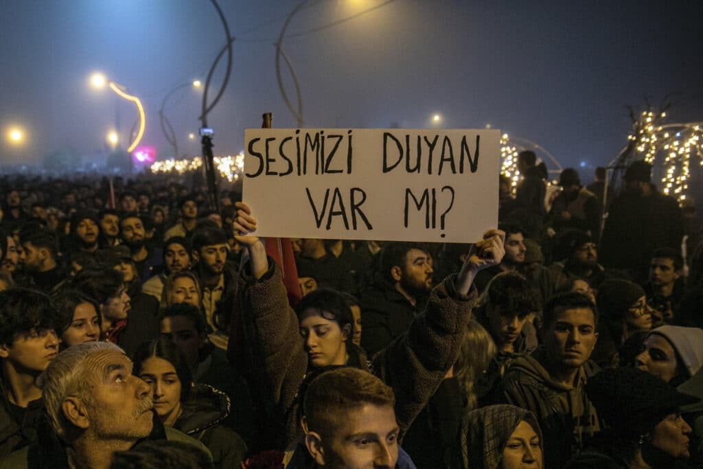 Εγκατάλειψη καταγγέλλουν οι σεισμόπληκτοι στην Τουρκία ένα χρόνο μετά το φονικό σεισμό [Βίντεο]