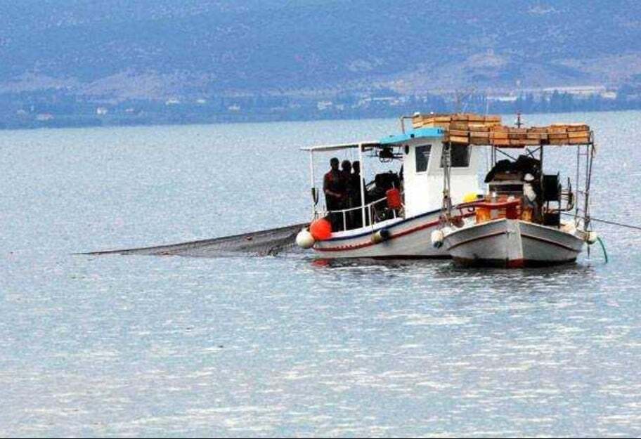 «Απόβαση» ψαράδων στην Θεσσαλονίκη…τάσσονται στο πλευρό αγροτών – Γέμισε μηχανότρατες η παλιά παραλία [Βίντεο]