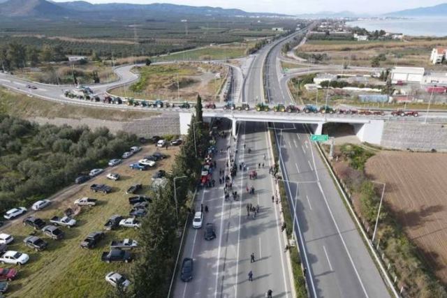 Οι αγρότες έκλεισαν την εθνική οδό στο 210ο χλμ πριν τη Λαμία