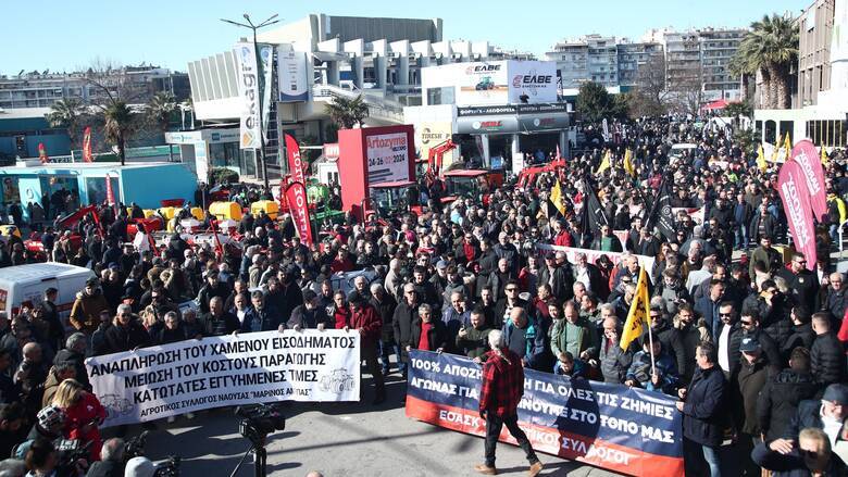Αγρότες: Ενισχύουν τα μπλόκα σε όλη την Ελλάδα – Μηχανοκίνητη πορεία στη Θεσσαλονίκη [Βίντεο]