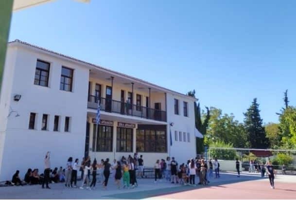 Χαμός σε σχολείου του Βόλου – Μαθητής έβαλε την αλβανική σημαία στα κάγκελα