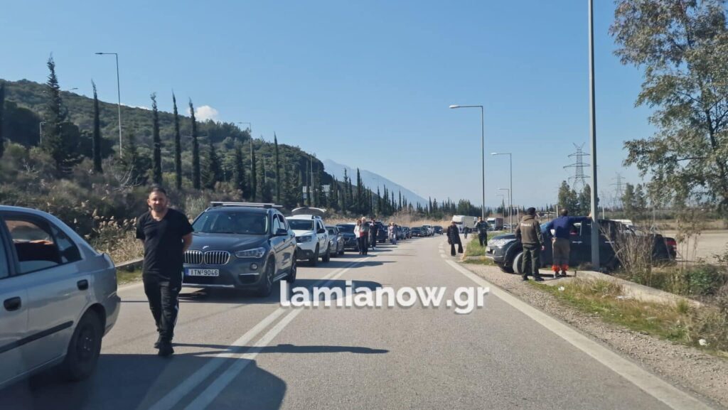 Αγρότες: Άνοιξε η Εθνική Λαμίας-Αθηνών – Πάνω από 15 χλμ. η ουρά [βίντεο]
