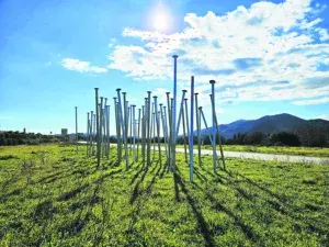 Τέμπη: Το έργο του καλλιτέχνη Γιώργου Κόφτη ονομάζεται «58 καρφιά στα Τέμπη» και αποτελείται από 58 μεταλλικούς σωλήνες 2-2,5 μέτρων.