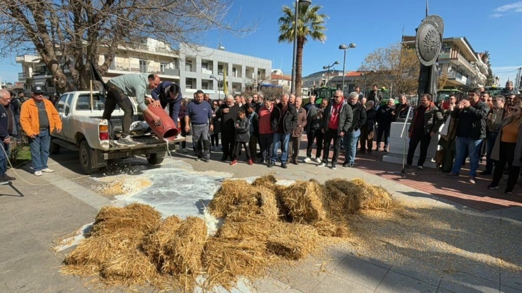 Αγρότες: Μπήκαν με τα τρακτέρ στις πόλεις – Πέταξαν άχυρα κι έχυσαν γάλα