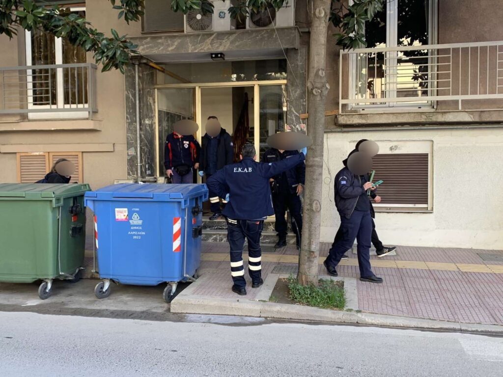 Θρίλερ στη Λάρισα: Γυναίκα εντοπίστηκε νεκρή σε υπόγειο στο κέντρο της πόλης [Εικόνες]