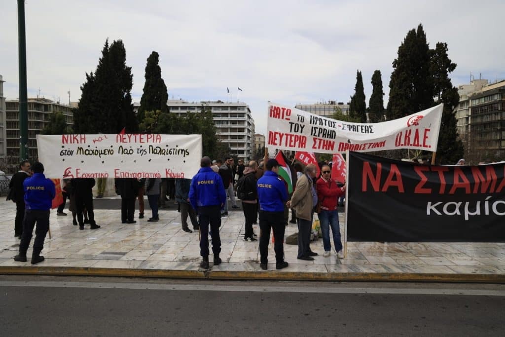 Ένταση στο Σύνταγμα με χημικά και κρότου λάμψης στην αντιπολεμική διαδήλωση για την Παλαιστίνη