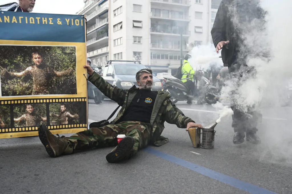 Μελισσοκόμοι: Στο Σύνταγμα με καπνιστήρια και πανό – Δείτε βίντεο και φωτογραφίες