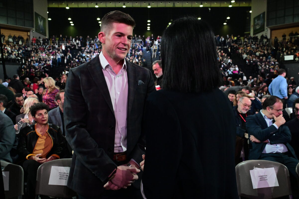 ΣΥΡΙΖΑ: Χαμογελαστός ο Τάιλερ Μακμπεθ στο συνέδριο - Δείτε φωτογραφίες