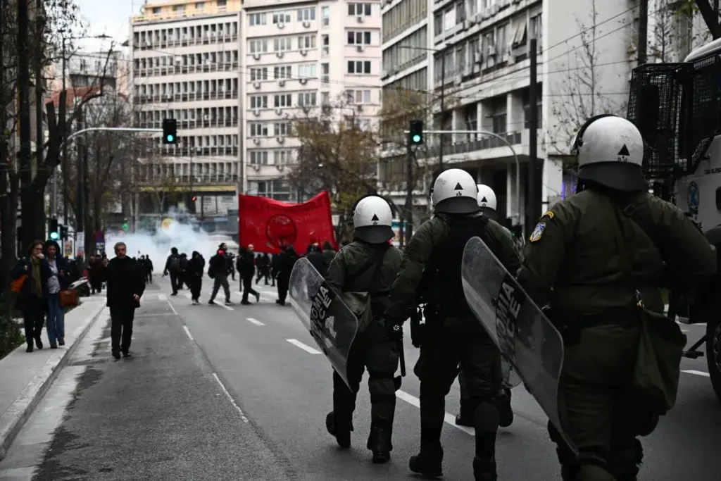 Επίθεση κατά διμοιρίας των ΜΑΤ στα Εξάρχεια τα ξημερώματα της Κυριακής – 114 προσαγωγές