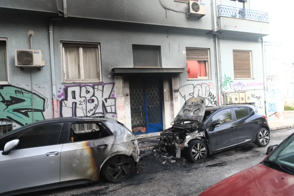Εξάρχεια: Μπαράζ εμπρησμών σε αυτοκίνητα – Συναγερμός στην ΕΛ.ΑΣ. – Δείτε βίντεο