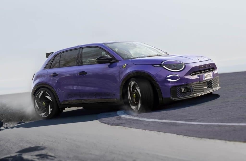 Η Abarth αποκαλύπτει το 600e των 240 ίππων