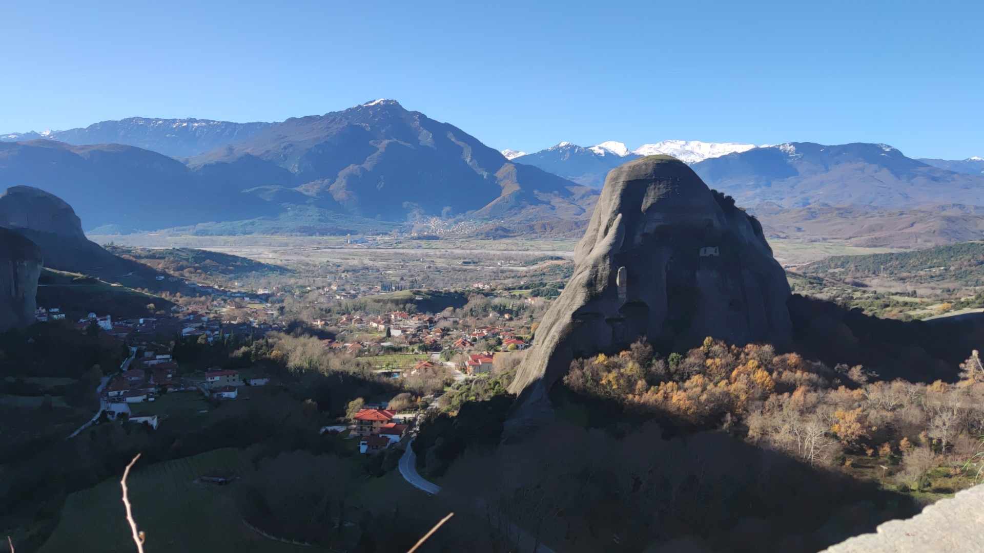 Ταξίδι στα Τρίκαλα: Το Eleftherostypos.gr στο χιονισμένο Περτούλι και τα μοναδικά Μετέωρα – Όλα όσα πρέπει να γνωρίζεις [βίντεο]