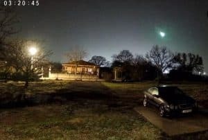 Μετεωρίτης εμφανίστηκε πάνω από την Αθήνα - Η πράσινη λάμψη που ξάφνιασε τους πολίτες [Βίντεο]