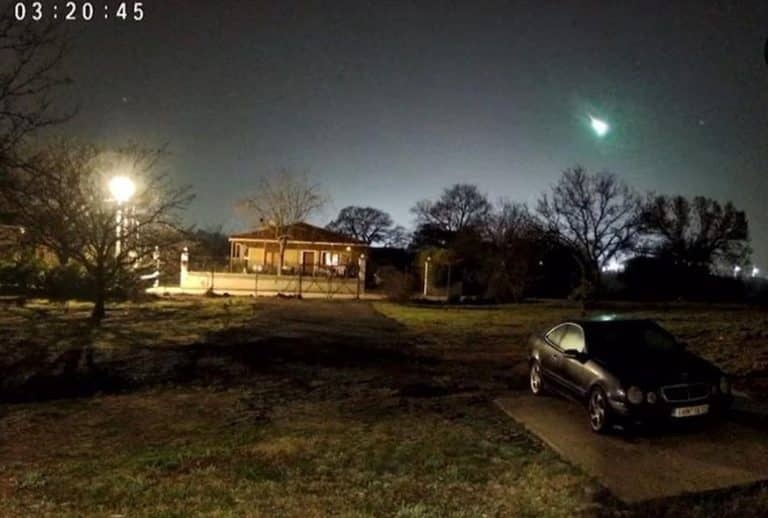 Μετεωρίτης εμφανίστηκε πάνω από την Αθήνα - Η πράσινη λάμψη που ξάφνιασε τους πολίτες [Βίντεο]