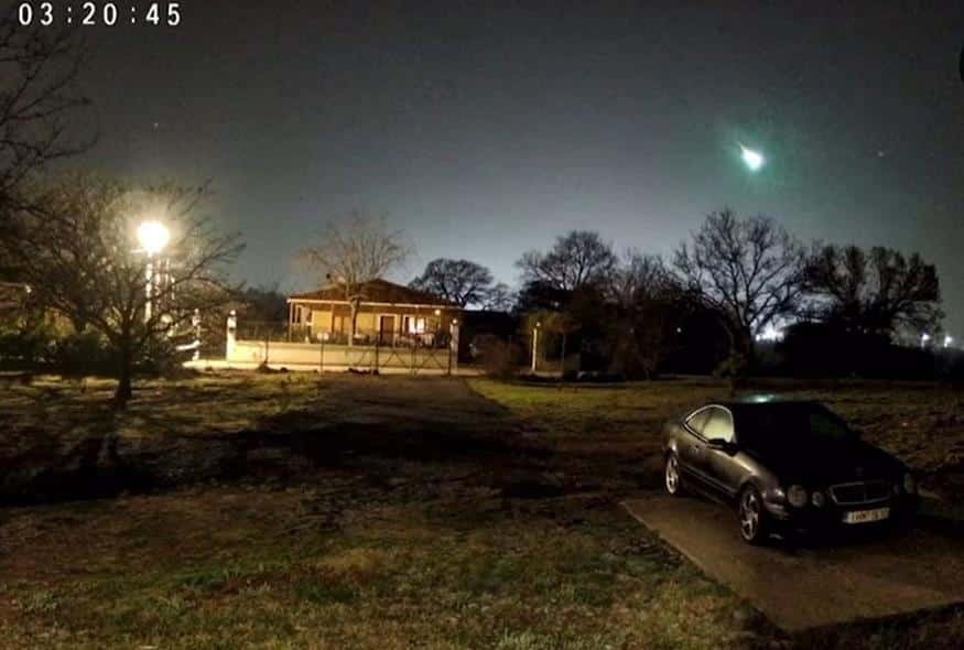 Μετεωρίτης εμφανίστηκε πάνω από την Αθήνα - Η πράσινη λάμψη που ξάφνιασε τους πολίτες [Βίντεο]