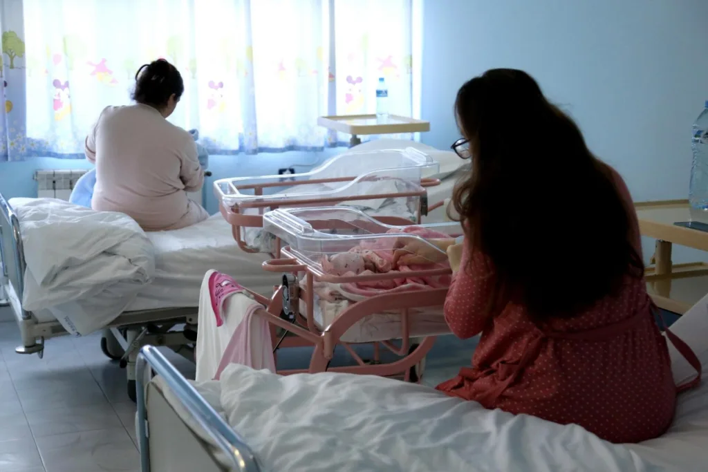 Σοκάρουν τα στοιχεία για τις επιλεκτικές αμβλώσεις στην Αλβανία- «Όταν ο άντρας μου έμαθε ότι το 4ο παιδί μας θα ήταν κορίτσι, πήγε να με σκοτώσει»