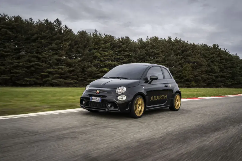 Abarth 695 75° Anniversario: Ωδή στον τετρακύλινδρο 1.4 T-Jet