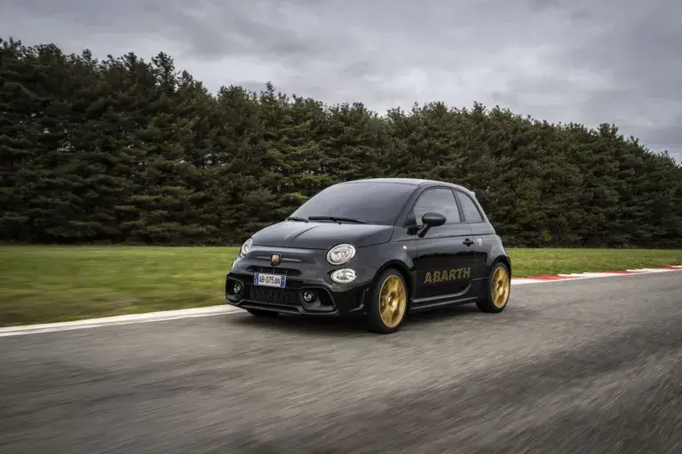 Abarth 695 75° Anniversario: Ωδή στον τετρακύλινδρο 1.4 T-Jet