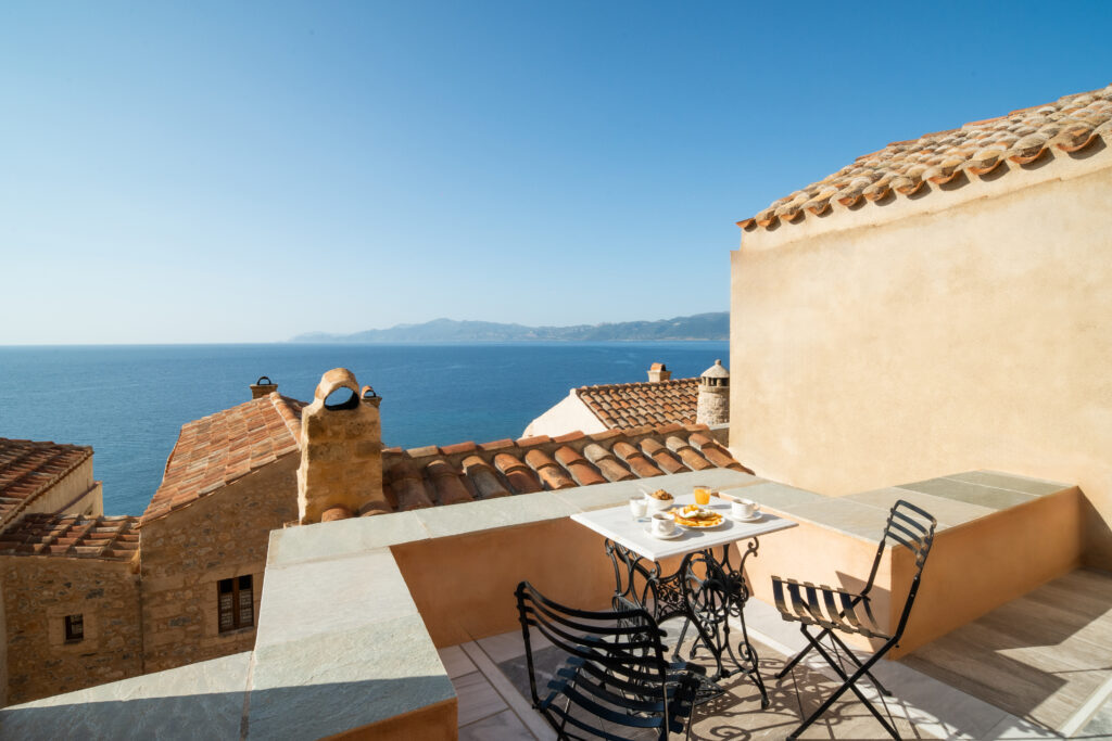 Bastione Malvasia: Με θέα που «κόβει» την ανάσα από το Κάστρο της Μονεμβασιάς [Εικόνες]