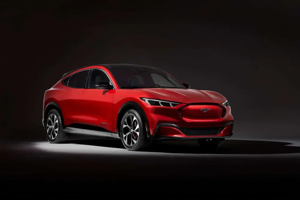 Η Ford Mustang Mach-E σε νέες εκδόσεις με πλήρη εξοπλισμό