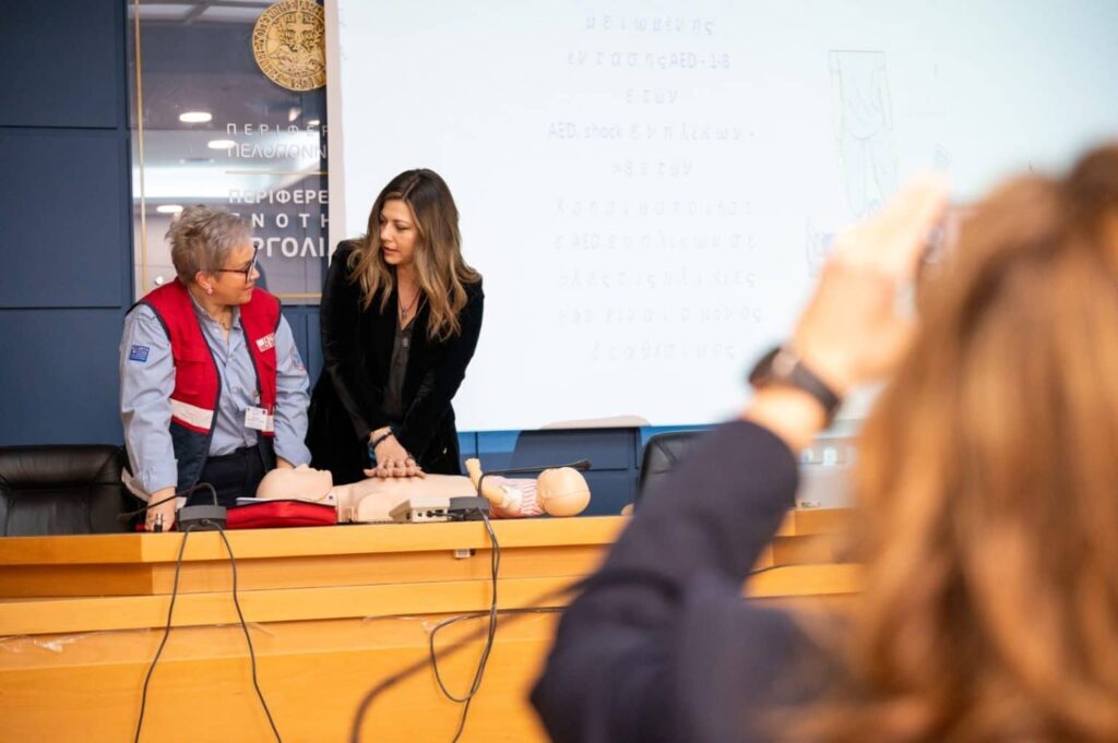 Νταντάδες της γειτονιάς: Εκπαιδευτικό σεμινάριο πρώτων βοηθειών για βρέφη και νήπια παρουσία της Ζαχαράκη