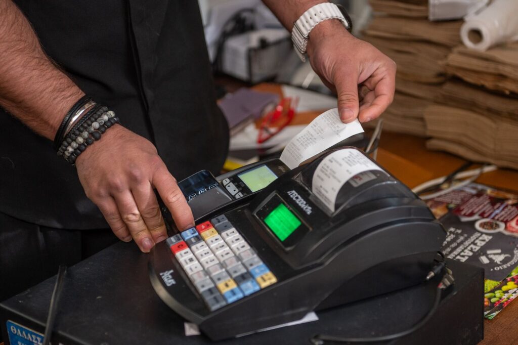 «Προχωράει» η διασύνδεση POS με ταμειακές μηχανές – Αυτοψία Χατζηδάκη σε οπωροπωλείο [Εικόνες]